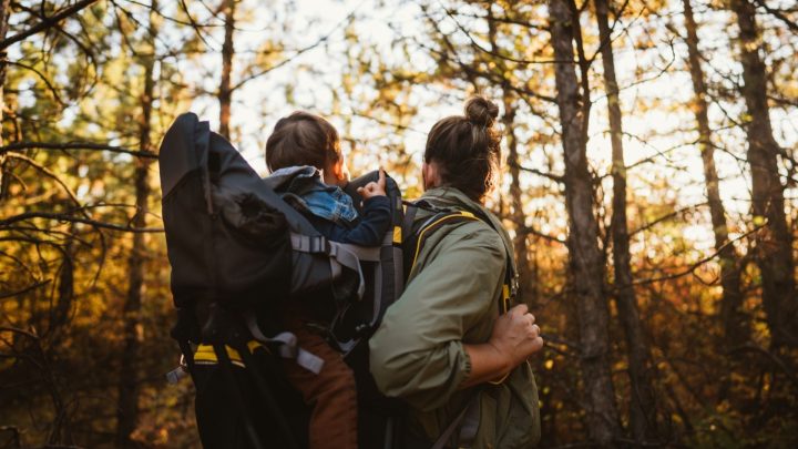 4 raisons de préférer le porte bébé dorsal en randonnée