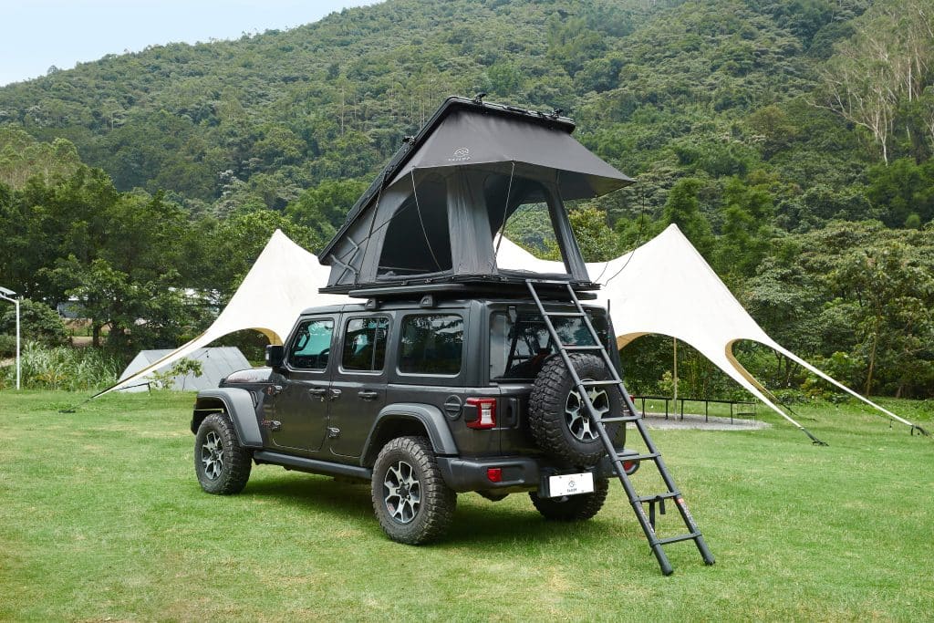 tente de toit en randonnée